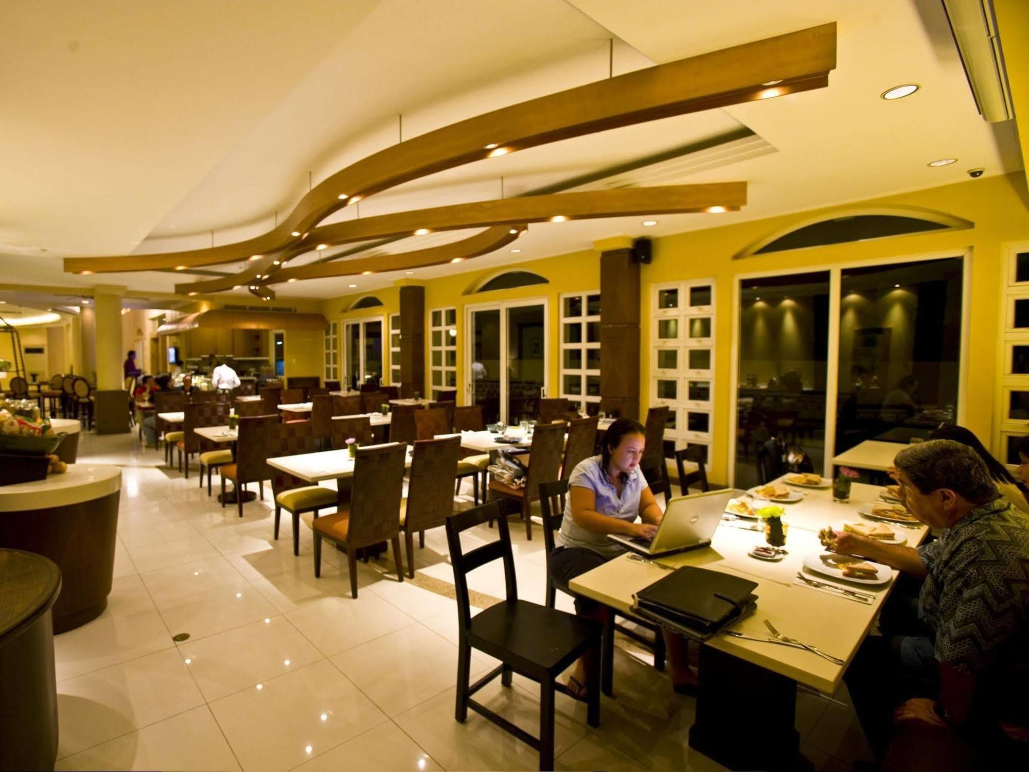 Hotel Venezia Легазпи Екстериор снимка
